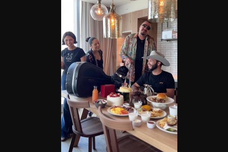 Cumple Pepe Aguilar 54 años y celebra en familia