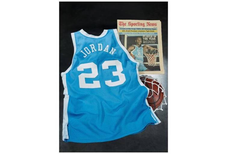 Camiseta de los North Carolina Tar Heels usada por Michael Jordan se vende por 1.38 millones de dólares