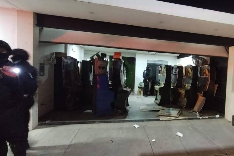 Aseguran en Culiacán 121 máquinas tragamonedas y droga