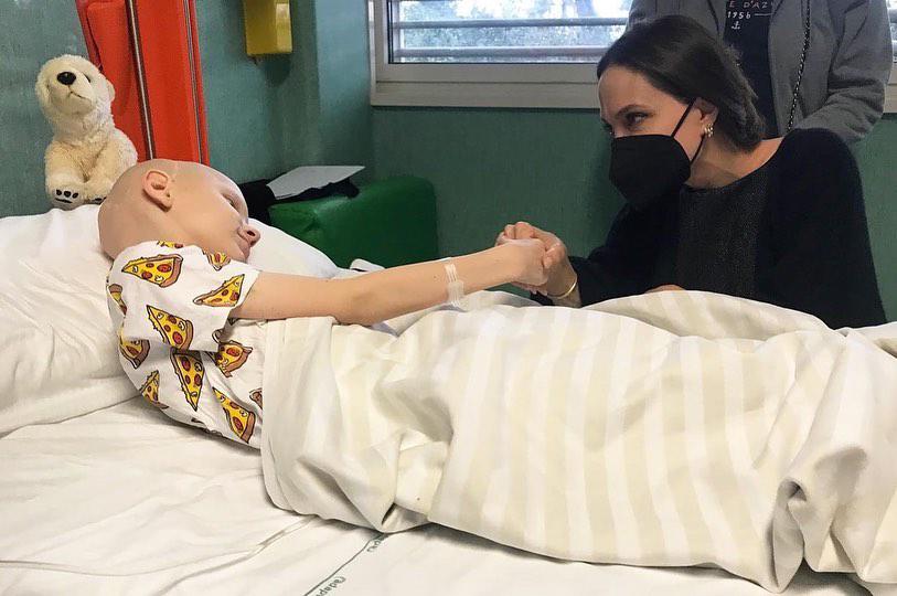$!Visita Angelina Jolie a niños ucranianos afectados por la guerra