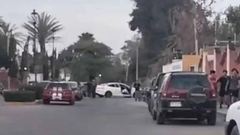 El mando policiaco fue asesinado mientras circulaba en un auto junto con su esposa en la colonia San Martín, en Teocaltiche, Jalisco.