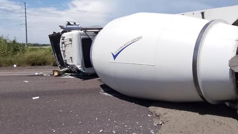 Automovilistas auxiliaron al conductor a salir de la unidad, ya que el combustible comenzó a derramarse.