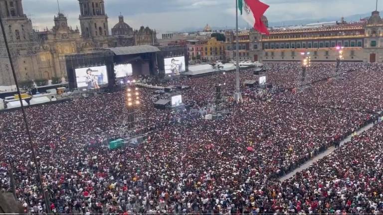 Miles de capitalinos disfrutan el concierto del Grupo Firme en el Zócalo