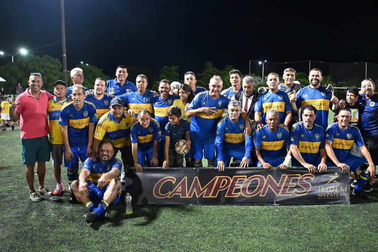 Alza La Puntilla el trofeo de campeón, en la Golden Máster 2024-2025