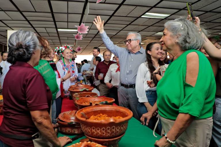 Realiza DIF Sinaloa kermés en Palacio de Gobierno