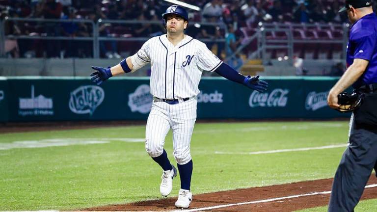 José Manuel Orozco celebra el anotar una carrera para Jaguares.