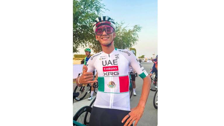 El ciclista de Ensenada luce su maillot tricolor en el UAE Team Emirates-XRG Festival y celebra sus 16 victorias con orgullo mexicano.
