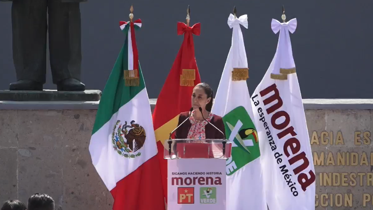 Sheinbaum arribó al INE a medio día para formalizar su registro.