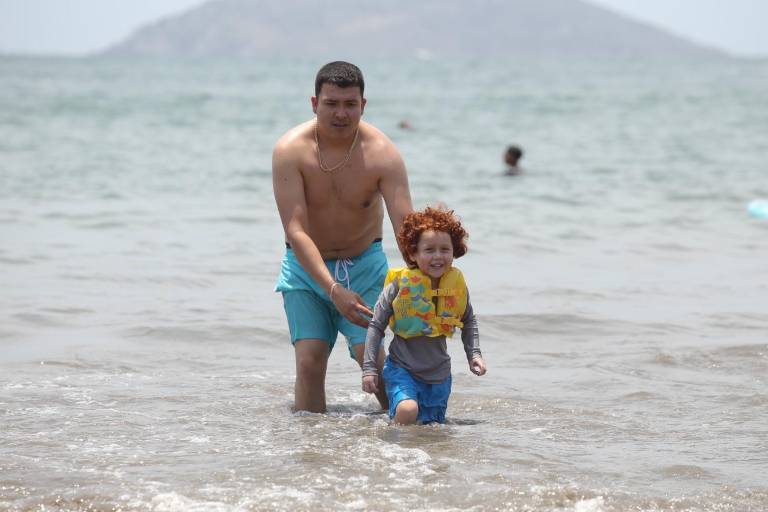 Familias enteras festejan en playas de Mazatlán a los papás en su día