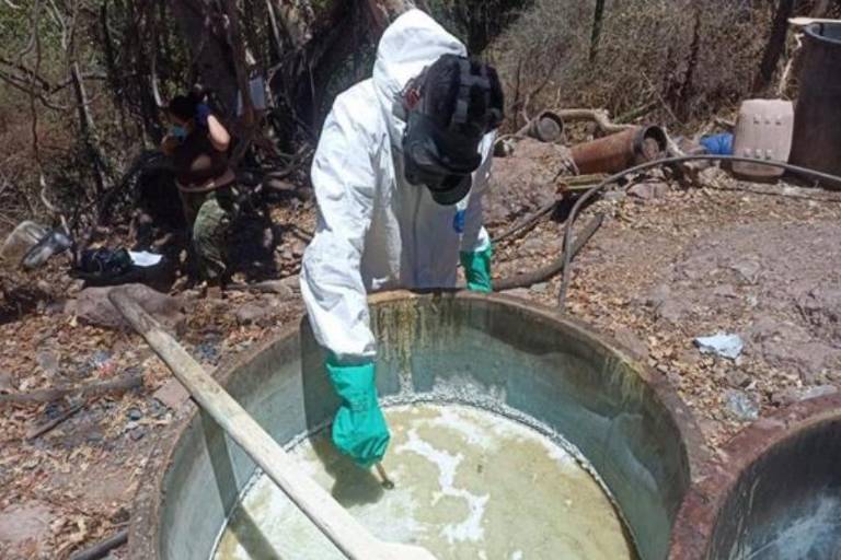 Localiza la Semar 4 mil litros de químicos en laboratorio de Culiacán