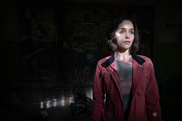 Emilia Clarke casi atropella a Samuel L. Jackson en ‘Secret Invasion’, la nueva serie de Marvel