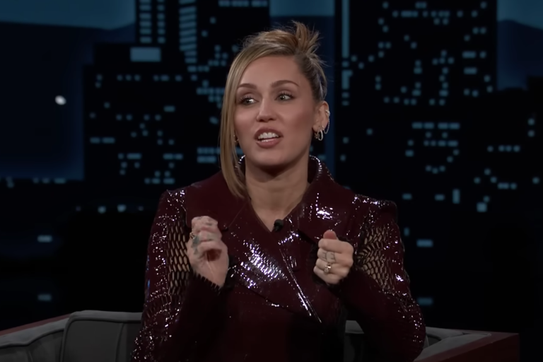 Presume Miley Cyrus su anillo de compromiso