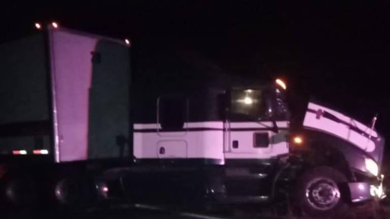 Un tráiler marca Kenworth color verde con blanco y una camioneta marca Dodge RAM color verde chocaron a la altura de Palmillas.