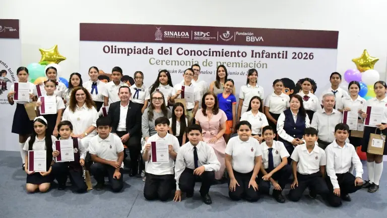 Los 27 ganadores recibieron una tableta electrónica, un reconocimiento oficial y una beca mensual de 2 mil pesos durante diez meses de cada ciclo escolar de secundaria.