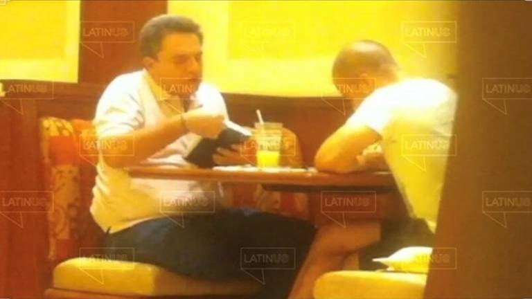 En los vídeos, David León Romero presuntamente entregó dinero en efectivo a Pío Lorenzo López Obrador