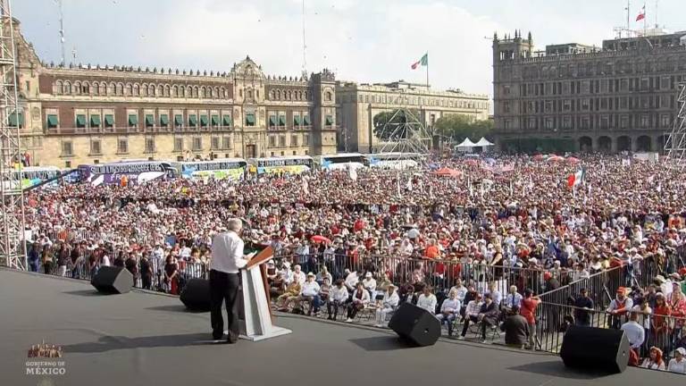 El Presidente Andrés Manuel López Obrador se dirige a miles de personas que lo acompañaron durante la marcha hasta llegar al Zócalo de la CDMX.