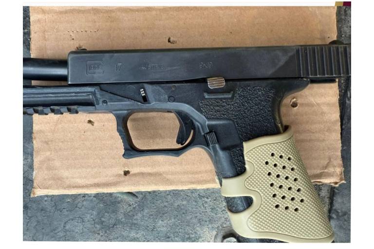 Aseguran un arma de fuego en el sector Barrancos, en Culiacán; había quedado abandonada en una banqueta