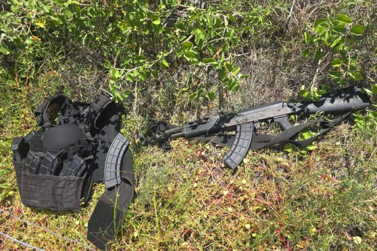 Ejército asegura armamento y equipo táctico en Navolato