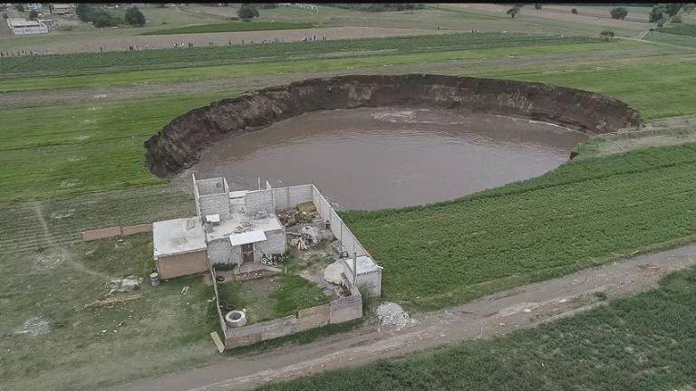 Según el Centro Nacional de Prevención de Desastres, hasta el 3 de junio medía 4 mil 862 metro cuadrados, tenía un diámetro de 86 por 73 metros y una profundidad de 20 metros, aproximadamente.