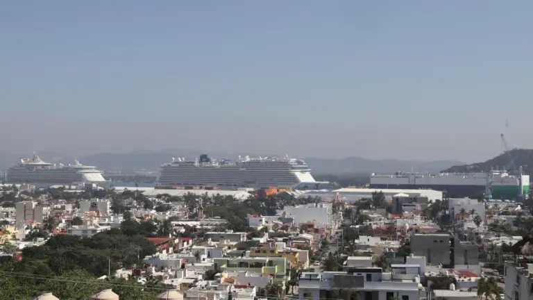 El Centro de Mazatlán registra actividad con la llegada de visitantes a bordo de dos cruceros turísticos.