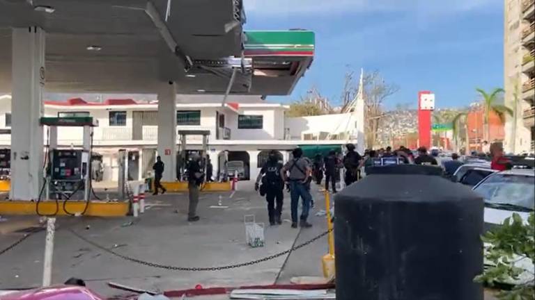 Ciudadanos intentan comprar gasolina en el puerto de Acapulco.