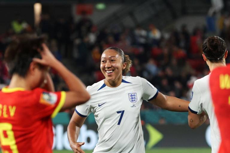 Inglaterra brilla contra RP China y se afianza como un candidato