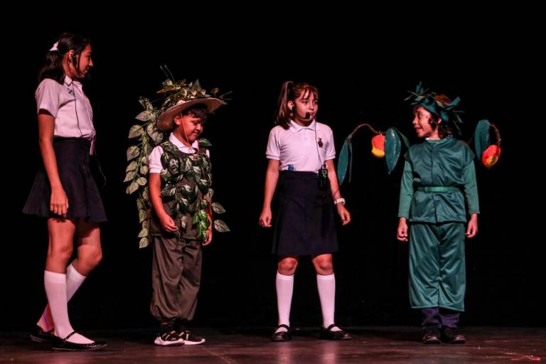 Alumnos del taller infantil de teatro comparten su talento en el festival de fin de cursos