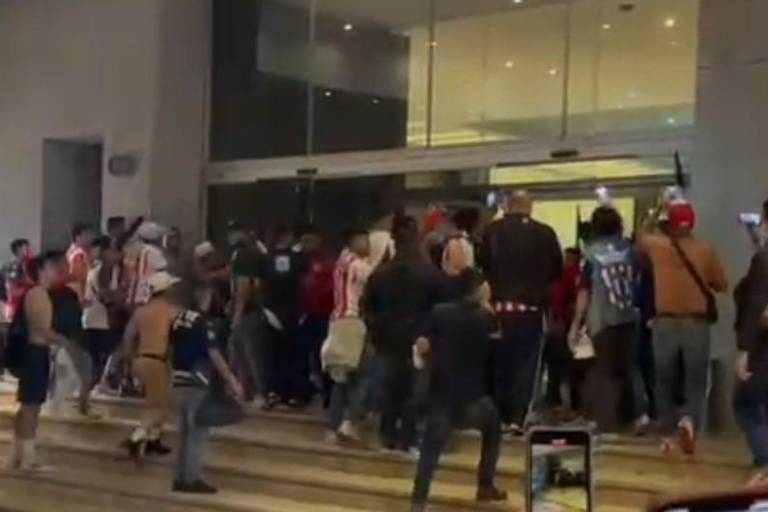 Aficionados de Chivas causan desmanes en hotel de concentración