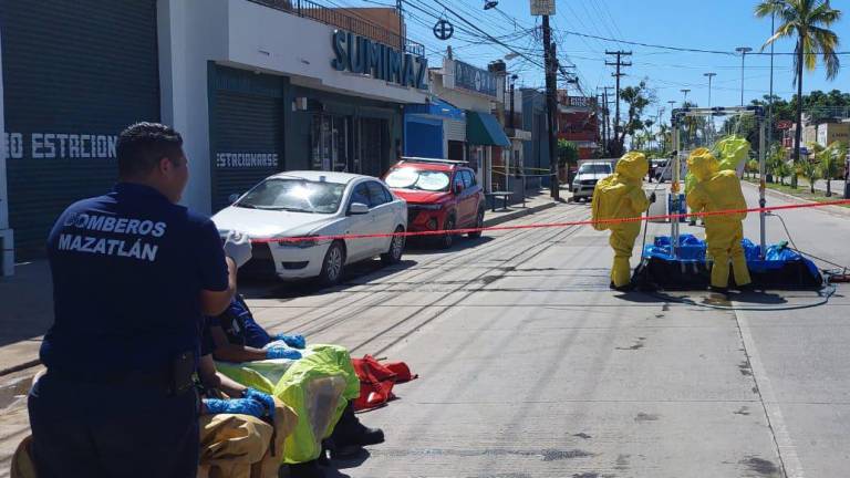 Elementos de Bomberos Mazatlán respondieron al reporte de la emergencia y activaron el protocolo de derrame químico.