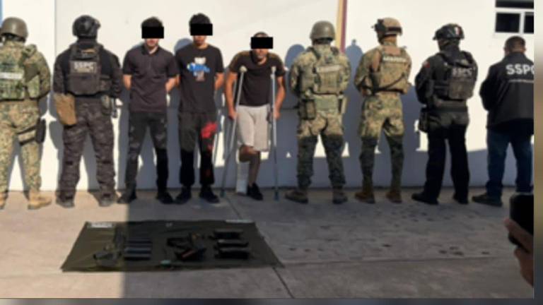 Tres hombres fueron detenidos con armas largas, cargadores y cartuchos durante un operativo en la colonia Ampliación Antonio Toledo Corro.