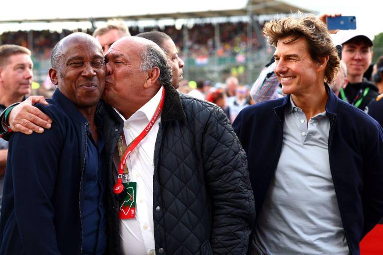 Tom Cruise festeja con el padre de Checo Pérez en el Gran Premio de Gran Bretaña