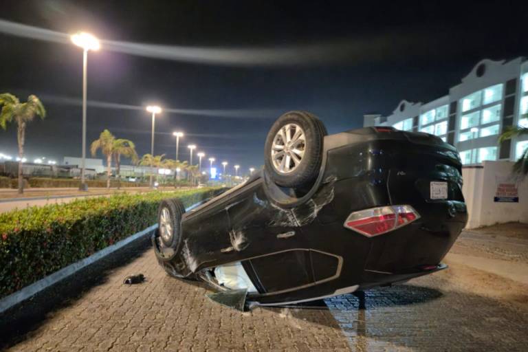 Camioneta se vuelca tras chocar contra camellón en la Marina Mazatlán