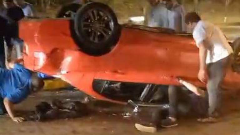 Volcadura de automóvil en Mazatlán de tres heridos de gravedad