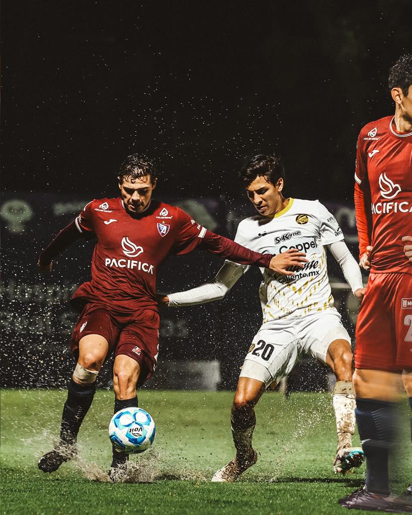 $!Cirilo Saucedo, molesto por jugar en un campo destruido por la lluvia