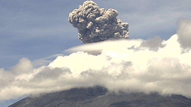 Sábado movido para el Popocatépetl: registra explosiones y arroja material incandescente