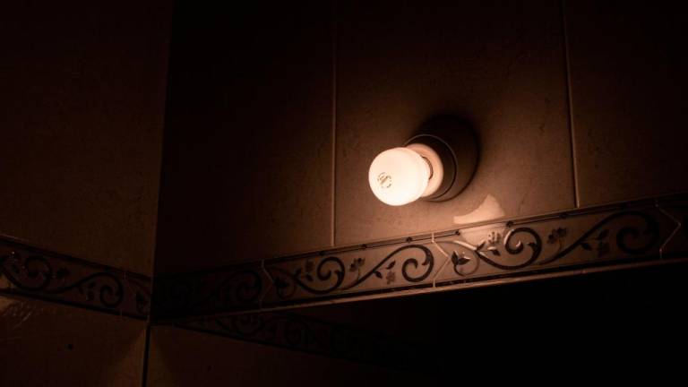 Españoles están sufriendo por los altas tarifas de luz.