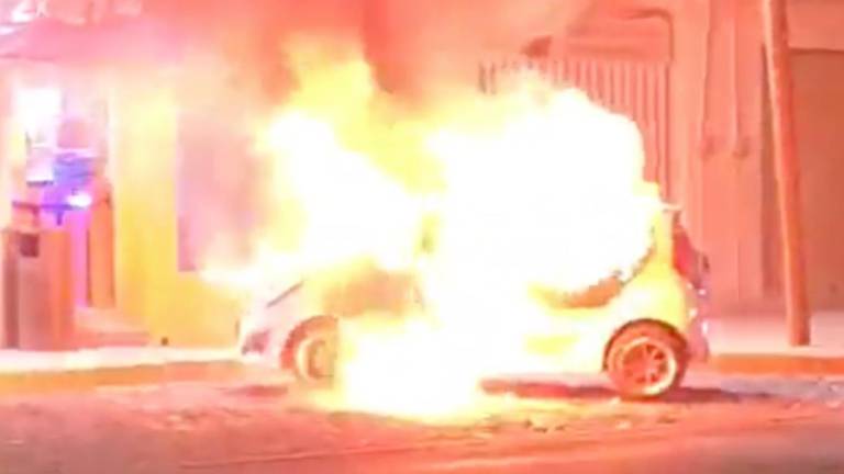 Automóvil incendiado durante hechos violentos en Irapuato.