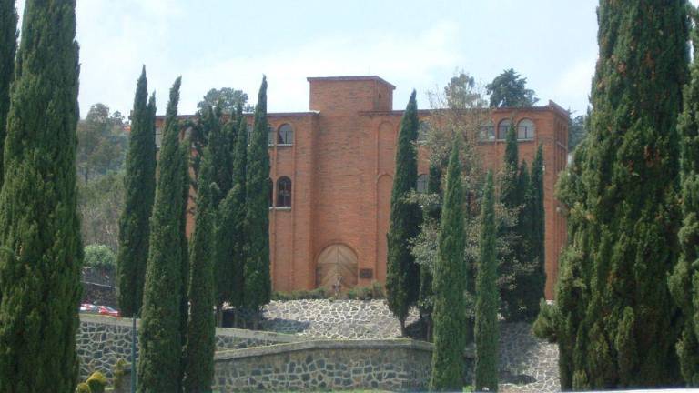 Un grupo de científicos renombrados disfruta palacete del ‘El Negro’ Durazo