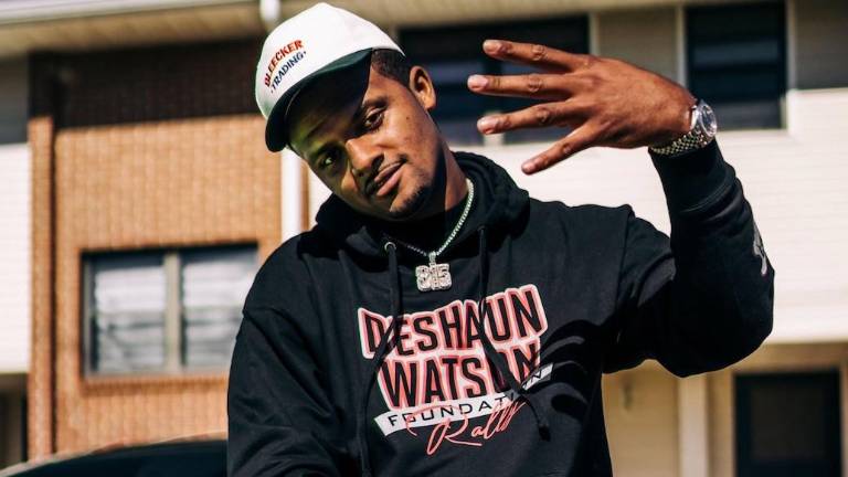 Seis mujeres más entablaron el lunes demandas acusando al quarterback de los Texans de Houston, Deshaun Watson, de agresión y acoso sexual.