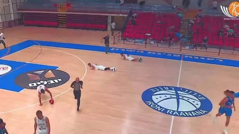 Jugadores de básquet israelíes se tiraron al suelo.
