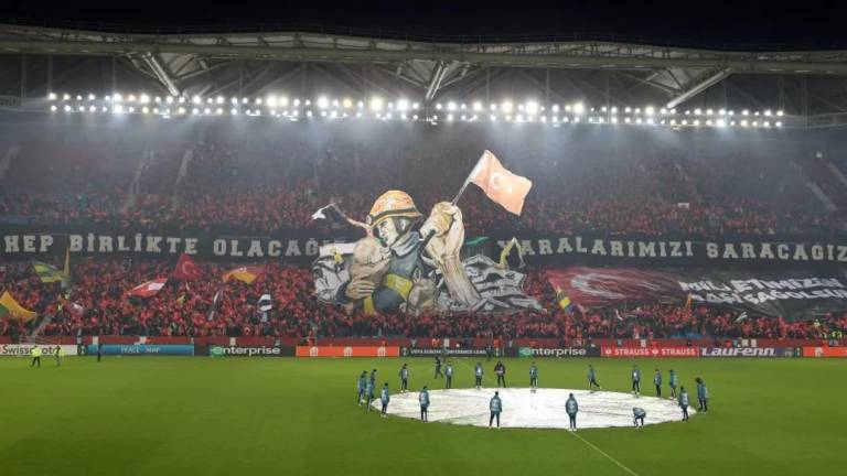 Proteo y equipos de rescate son homenajeados en partido de futbol de Turquía (VIDEO)