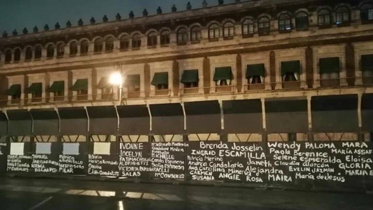 Mujeres usan el muro de la paz en Palacio para reclamar justicia y nombrar a miles de asesinadas