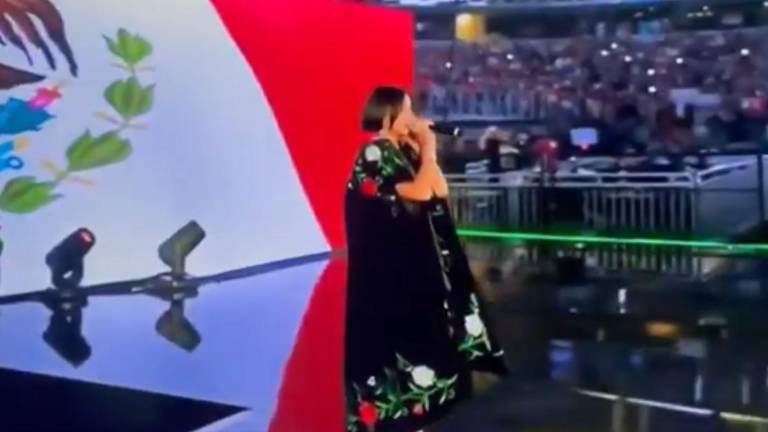 Ángela Aguilar sorprende al interpretar el Himno Nacional; los Aguilar dan show previo a la pelea de El Canelo