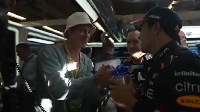 VIDEO: Brad Pitt visita a ‘Checo’ Pérez en garaje de Red Bull en el GP de Estados Unidos