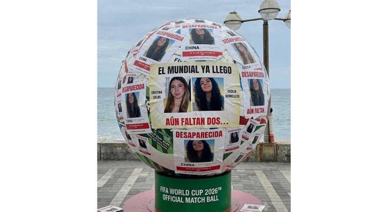 El balón gigante fue llenado con las fotos de las desaparecidas.