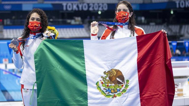 Gabriela Agúndez y Alejandra Orozco posan con la bandera mexicana y sus respectivas medallas de bronce.