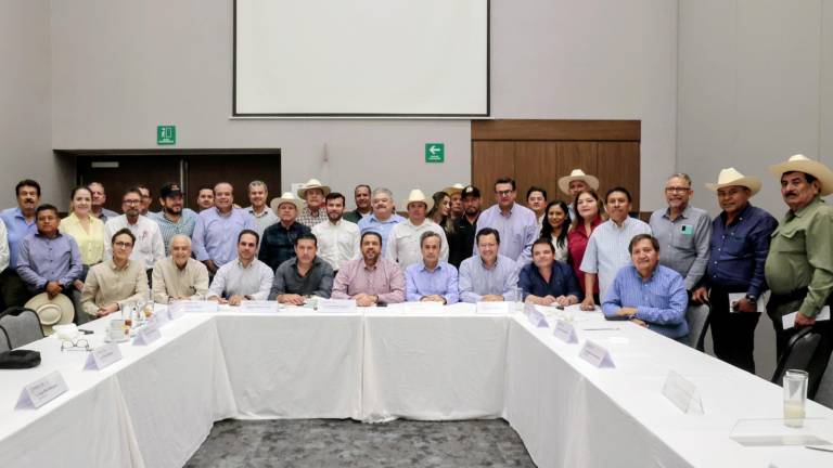 Reunión del Secretario de Agricultura de Sinaloa, Ismael Bello Esquivel, con dirigentes agrícolas.