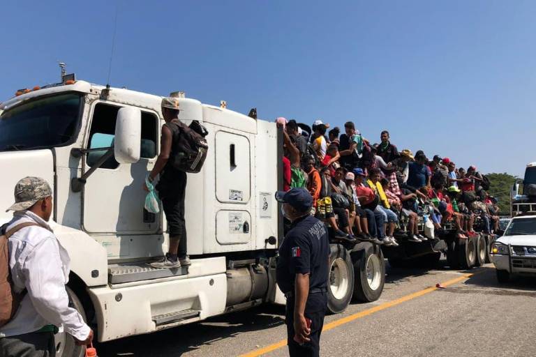 Guardia Nacional impide que camiones transporten a migrantes de la caravana en Oaxaca