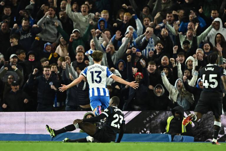 Chelsea cae 3-0 de visita ante Brighton, su quinta derrota seguida sin marcar