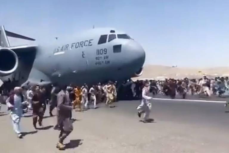 Caos en Afganistán tras regreso de talibanes; reportan muertos por evacuación del aeropuerto de Kabul